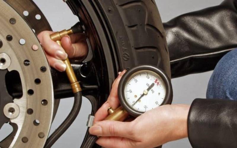 Controllare la pressione dei pneumatici