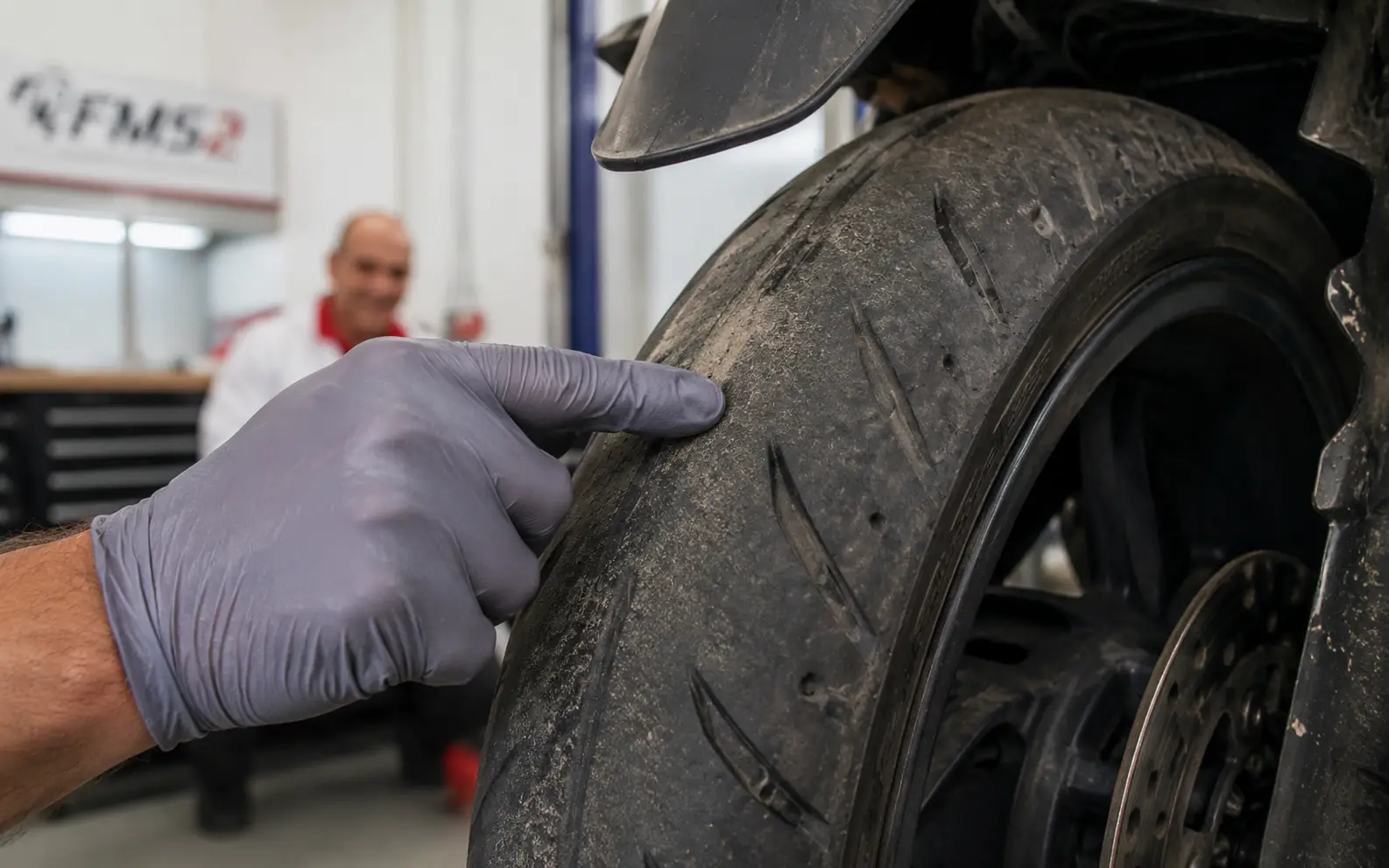 Quando cambiare gomme moto e scooter: battistrada, DOT, crepe, pressione e usura anomala