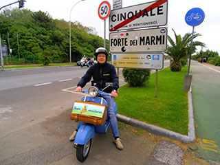 Vespe Solitarie a Forte dei Marmi