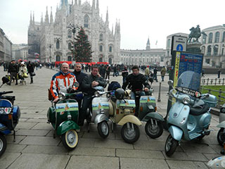 Vespe Solitarie in piazza Duomo a Milano