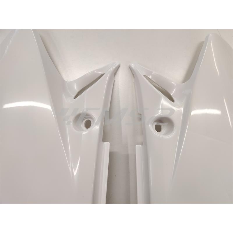 Coppia fianchetti sotto sella posteriori HM - Vent in plastica di colore bianco senza grafiche per HM e Vent 50 cc e 125 cc enduro e motard, ricambio W23207