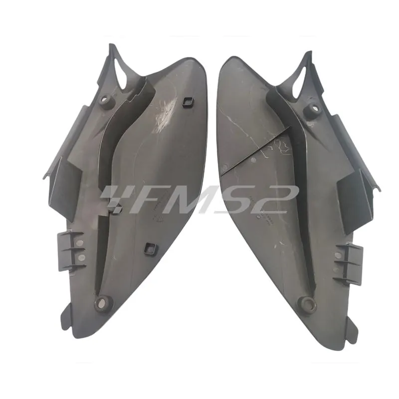 Coppia fianchetti sotto sella posteriori HM - Vent in plastica di colore nero senza grafiche per HM e Vent 50 cc e 125 cc enduro e motard, ricambio W23227
