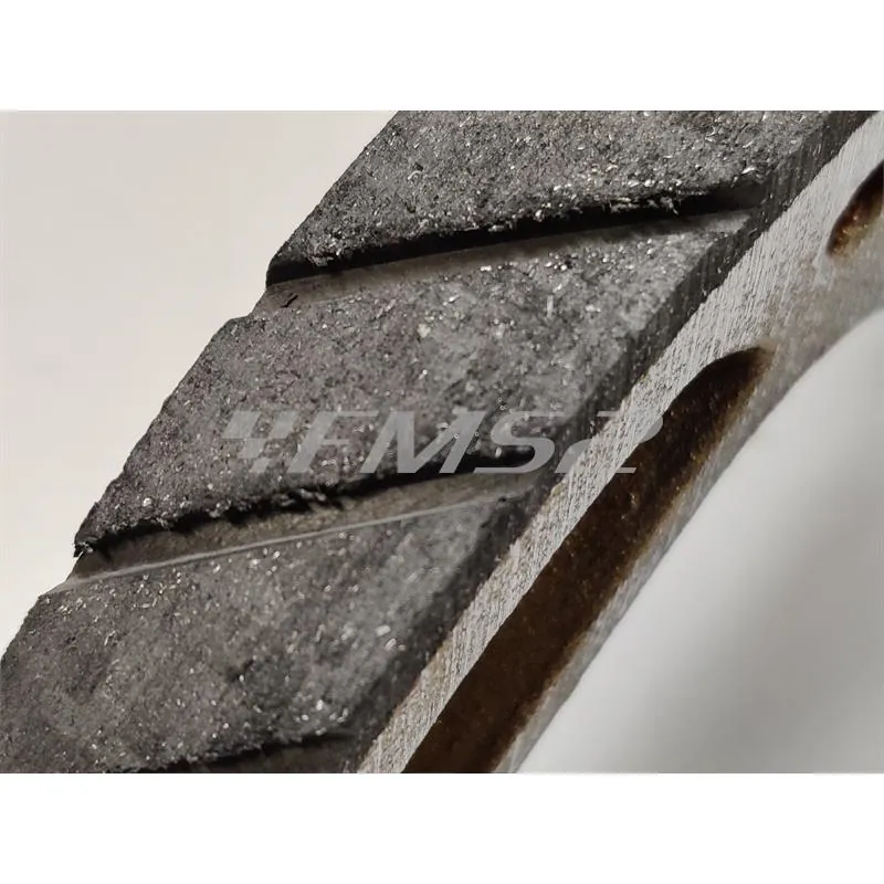 Ganascia freno a tamburo posteriore Newfren versione con tagli antiacqua, per ciclomotori Piaggio Ciao, Si, Grillo, Boxer, Boss, Bravo, SuperBravo, ricambio GF0190FTR