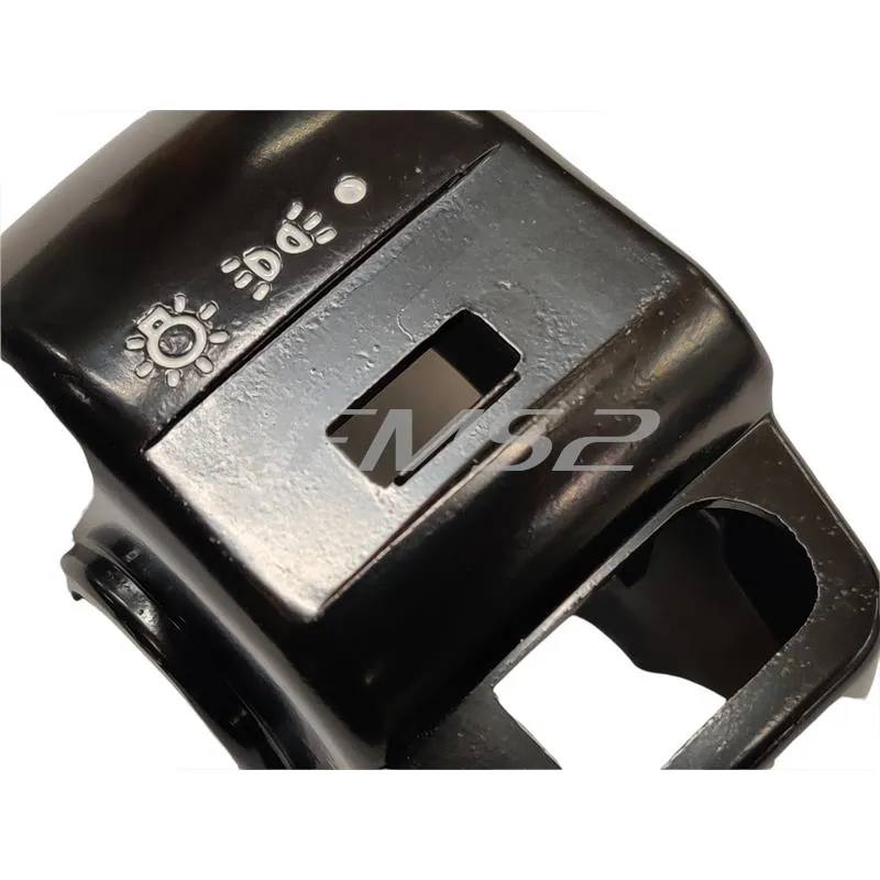 00135054 Coperchio anteriore comando devio fanali destro nudo senza pulsante avviamento  in alluminio di colore nero per scooter e maxi scooter Kymco Agility 50, 125, 150 e 200 cc