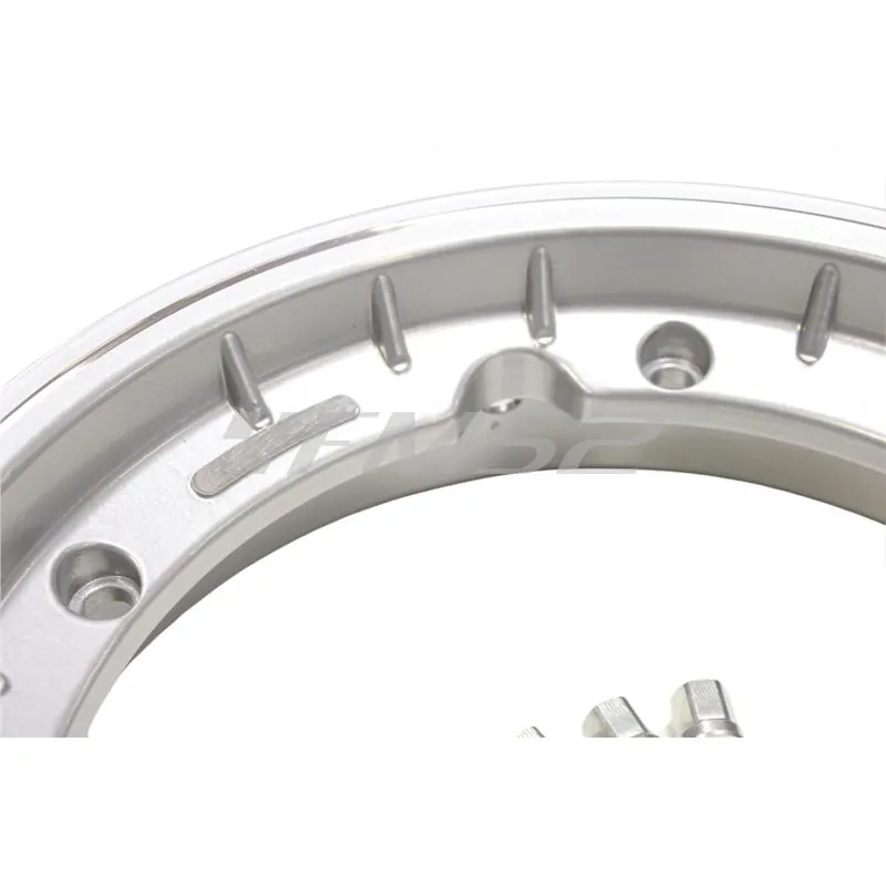 4555620 Cerchio in alluminio tubeless Fa Italia monopezzo di colore argento metallizzato con fresature cromate per montaggio su Piaggio Vespa 50, 125, 150, 180 e 200 cc con cerchi da 10 pollici