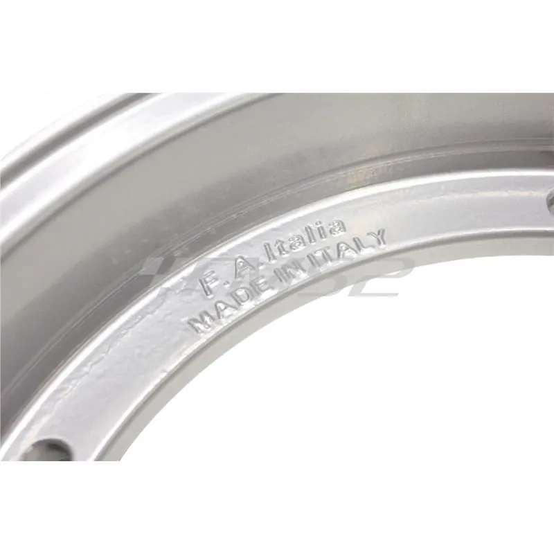 4555620 Cerchio in alluminio tubeless Fa Italia monopezzo di colore argento metallizzato con fresature cromate per montaggio su Piaggio Vespa 50, 125, 150, 180 e 200 cc con cerchi da 10 pollici