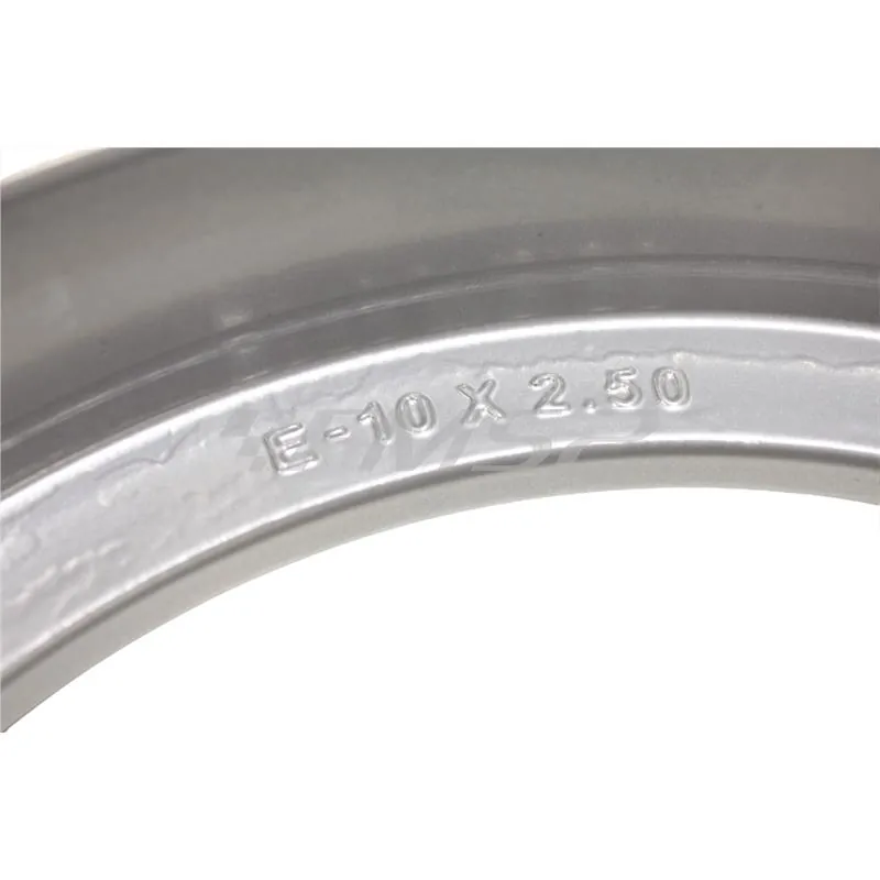 4555620 Cerchio in alluminio tubeless Fa Italia monopezzo di colore argento metallizzato con fresature cromate per montaggio su Piaggio Vespa 50, 125, 150, 180 e 200 cc con cerchi da 10 pollici