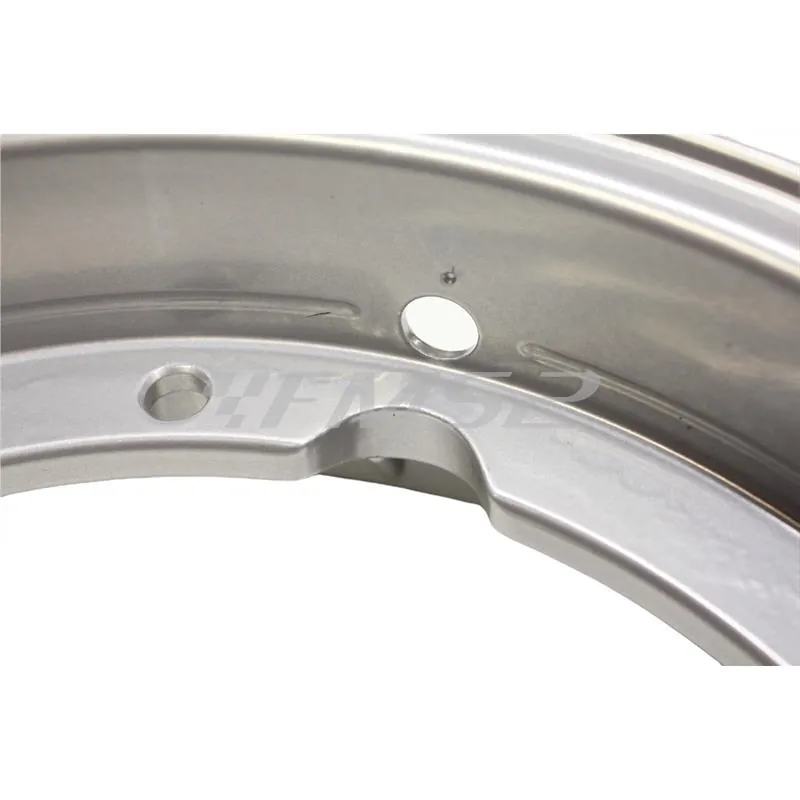 4555620 Cerchio in alluminio tubeless Fa Italia monopezzo di colore argento metallizzato con fresature cromate per montaggio su Piaggio Vespa 50, 125, 150, 180 e 200 cc con cerchi da 10 pollici