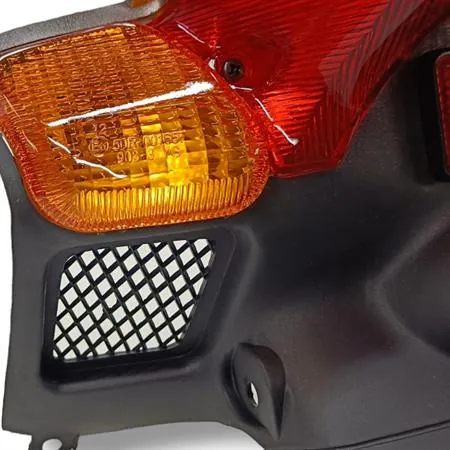 Fanale posteriore completo di parafango e gemme fanale e frecce con colori originali per scooter MBK Booster Next generation prodotti dal 1997 fino al 2006, ricambio 204324B