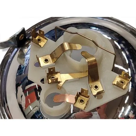 Gruppo ottico fanale anteriore Bosatta lexus con vetro plastificato liscio per lampada alogena montato sulle Piaggio Vespa PX con freno a disco e adattabile anche sulle versioni precedenti, ricambio F233A