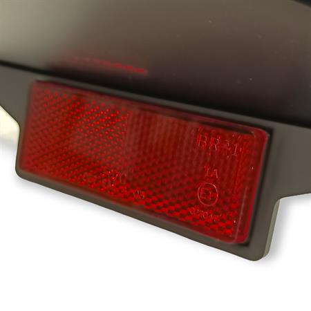 Fanale posteriore BCD di colore nero con alette nere e luci led per scooter Mbk Nitro e Yamaha Aerox prodotti fino al 2012, ricambio CGN475414