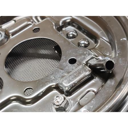 Disco porta ganasce posteriore sinistro originale Piaggio in metallo verniciato di colore nero per Piaggio Ape 50 prodotte dal 1980 fino al 2017, ricambio 15360-SX