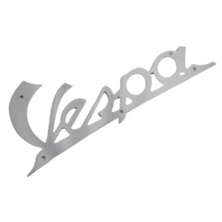 Targhetta scritta Vespa in alluminio spesso e nichela lucida per scudo anteriore Piaggio Vespa 125 dal 1947 al 1954 (CIF), ricambio 5745-CR