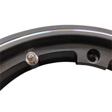 Cerchio tubeless intero in alluminio con profilo a margherita di colore nero e canale da 2.10 per montaggio su Piaggio Vespa con cerchio da 10 pollici, ricambio 5651