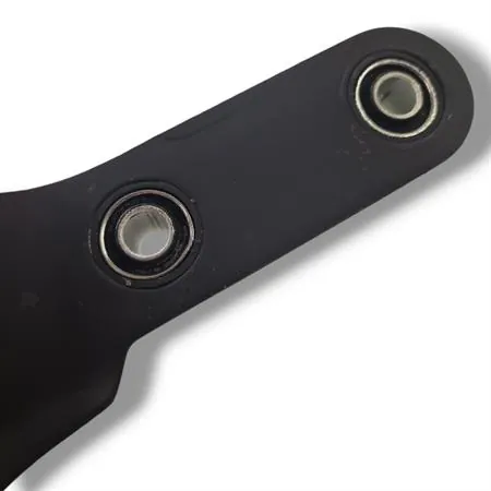 Staffa Malossi verniciata nera completa di silentblock per marmitta modello Wild Lion omologata per scooter con motore Piaggio raffreddati ad aria, ricambio 1816600B