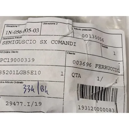 00135056 Coperchio anteriore comando devio fanali sinistro nudo senza pulsanti in alluminio di colore nero per scooter e maxi scooter Kymco Agility 50, 125, 150 e 200 cc