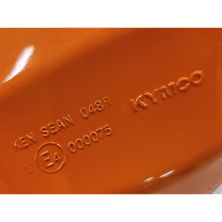Specchietto retrovisore destro di colore arancio metallizzato per maxi scooter Kymco Xciting 250 e 500 cc con attacco allo scudo anteriore 1° serie, ricambio 00152111E