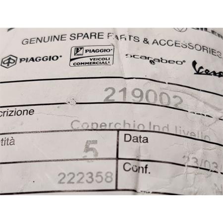 Coperchio indicatore livello benzina in plastica nera sul serbatoio Piaggio vespa Pk 50 e 125 dalla serie XL in poi e Vespa PX 125, 150 e 200 dalla serie arcobaleno in poi , ricambio 219002