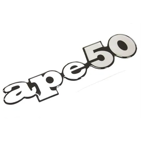 Targhetta scritta APE 50 modello restyling in rilievo resinata per Piaggio Ape 50 varie versioni, ricambio 566478