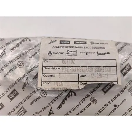 601102 Piastrina fiss. trasmissione contachilometri (Piaggio Gilera)
