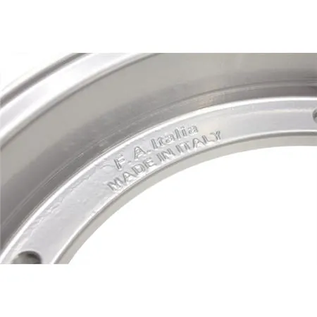 4555620 Cerchio in alluminio tubeless Fa Italia monopezzo di colore argento metallizzato con fresature cromate per montaggio su Piaggio Vespa 50, 125, 150, 180 e 200 cc con cerchi da 10 pollici