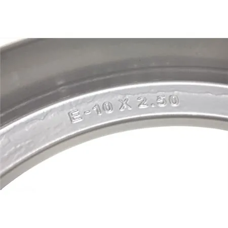 4555620 Cerchio in alluminio tubeless Fa Italia monopezzo di colore argento metallizzato con fresature cromate per montaggio su Piaggio Vespa 50, 125, 150, 180 e 200 cc con cerchi da 10 pollici