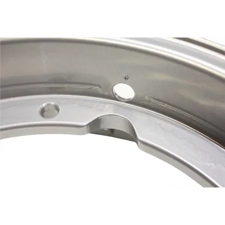 4555620 Cerchio in alluminio tubeless Fa Italia monopezzo di colore argento metallizzato con fresature cromate per montaggio su Piaggio Vespa 50, 125, 150, 180 e 200 cc con cerchi da 10 pollici