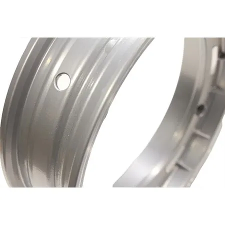 4555620 Cerchio in alluminio tubeless Fa Italia monopezzo di colore argento metallizzato con fresature cromate per montaggio su Piaggio Vespa 50, 125, 150, 180 e 200 cc con cerchi da 10 pollici