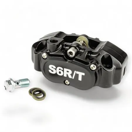 Pinza freno Stage6 MK2 RT a 4 pistoncini anodizzata nera e lavorazioni CNC completa di pastiglie organiche per utilizzo stradale e sportivo, ricambio S61400376BK