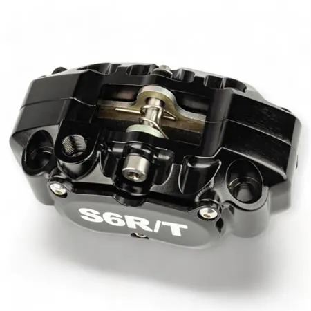 Pinza freno Stage6 MK2 RT a 4 pistoncini anodizzata nera e lavorazioni CNC completa di pastiglie organiche per utilizzo stradale e sportivo, ricambio S61400376BK