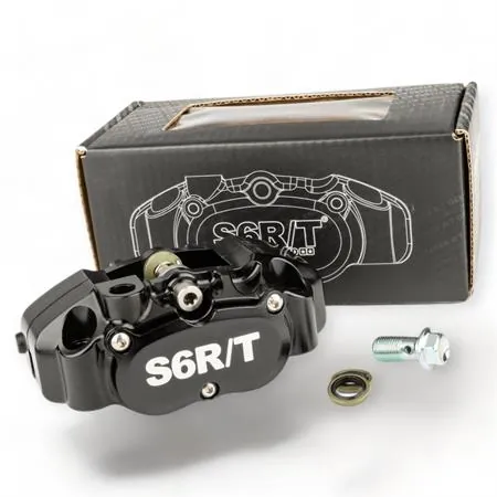 Pinza freno Stage6 MK2 RT a 4 pistoncini anodizzata nera e lavorazioni CNC completa di pastiglie organiche per utilizzo stradale e sportivo, ricambio S61400376BK